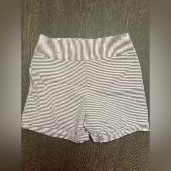 SOHO APPAREL LTD TAN AND WHOTE PINSTRIPE CASUAL SHORTS - Size Small SKU:134 - Picture 3 of 4